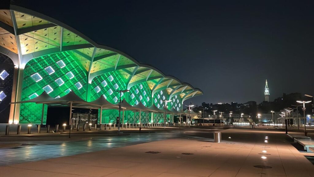 قطار الحرمين السريع في السعودية يربط مكة المكرمة والمدينة المنورة مع المحطات والخدمات الحديثة لعام 2025